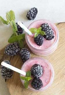 How to Make a Tasty + Healthy Smoothie