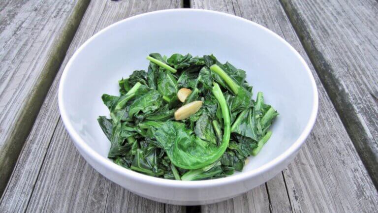 picture of cooked greens with garlic